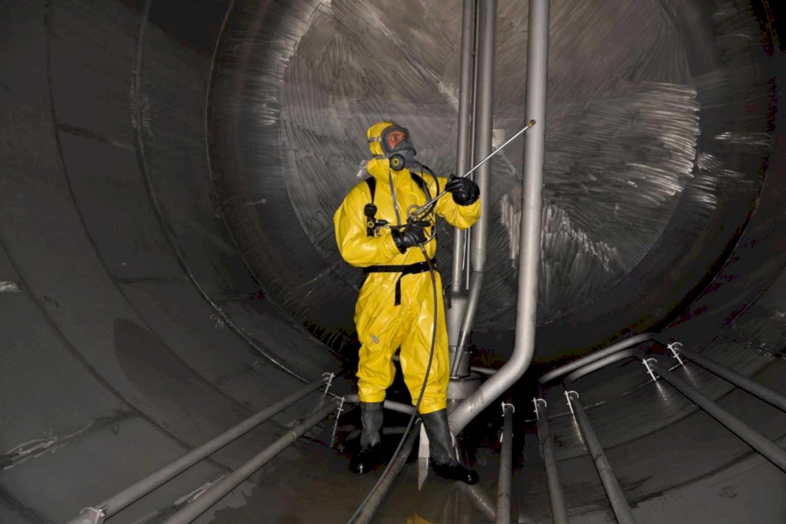 un operatore in un silos alle prese con pulizie industriali servizi di igienizzazione